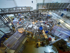 Blick in die Experimenthalle: Die Hauptmontage ist abgeschlossen.