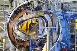 At the end of 2011 the inner life of Wendelstein 7-X was still visible. From the centre outwards: the plasma vessel, one of the twisted stellarator coils, a planar coil, the support structure (on the right) and the outer vessel together with numerous power distributors and cooling pipes.