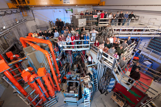 Im IPP zu besuchen: Die Fusionsanlage ASDEX Upgrade, der heißeste Ort in Deutschland. Wie die Sonne soll ein künftiges Fusionskraftwerk Energie aus der Verschmelzung von Atomkernen gewinnen. In Führungen, Experimenten, Vorträgen, Filmen und einem speziellen Programm für Kinder können die Besucher das IPP erkunden.
