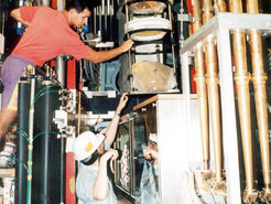 Hohlleiter der Elektronenzyklotronemissions-Diagnostik an ASDEX Upgrade. Sie leiten die Mikrowellen- bzw. Zyklotronstrahlung der Plasmaelektronen zu Detektoren, die daraus die Elektronendichte und -temperatur bestimmen.