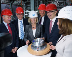 20. Mai 2014: Den symbolischen Startschuss für die Betriebsvorbereitung von Wendelstein 7-X gaben Prof. Jürgen Mlynek, Präsident der Helmholtz-Gemeinschaft, Prof. Francesco Romanelli vom Europäischen Fusionsprogramm, Bundesforschungsministerin Prof. Johanna Wanka, MPG-Präsident Prof. Peter Gruss, der Ministerpräsident des Landes Mecklenburg-Vorpommern, Erwin Sellering sowie Prof. Sibylle Günter, die Wissenschaftliche Direktorin des IPP (von links nach rechts).