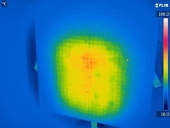 Per Wärmekamera aufgenommenes Bild des ELISE-Kalorimeters, das den Energieinhalt der erzeugten Teilchenstrahlen misst: Hier zeigt einer der Rekordstrahlen seine glühende Signatur.