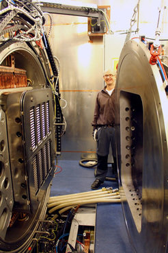 Erstmals seit Betriebsbeginn Ende 2012 wurde die Ionenquelle jetzt wieder geöffnet. Nach rechts weggehoben sind die vier Hochfrequenztreiber, links blickt man auf das erste Beschleunigungsgitter.