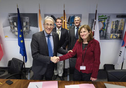 Vertragsunterzeichung in Cadarache: Die Kooperationsvereinbarung unterzeichneten ITER-Generaldirektor Bernard Bigot und IPP-Direktorin Sibylle Günter. Dahinter Axel Winter/ITER und Gerhard Raupp/IPP (von links).