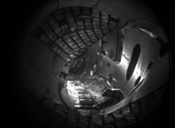 Zum Vergleich: Aufnahme im gleichen Blickwinkel in das leere Plasmagefäß, aufgenommen mit einer im Gefäß eingebauten Kamera. Aus wissenschaftlichen Gründen wurde eine Schwarz-Weiß-Kamera gewählt: Sie ist schneller, lichtempfindlicher und liefert Bilder in höherer Auflösung als eine Farbkamera.