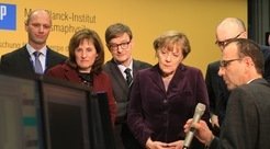 Federal Chancellor Angela Merkel pushed the button. Watching the result on the monitor: Prof. Thomas Klinger/IPP, Prof. Sibylle Günter/IPP, Prof. Otmar Wiestler, Präsident of the Helmholtz Society, Chancellor Angela Merkel, Minister-President Sellering and Dr. Christoph Biedermann/IPP.