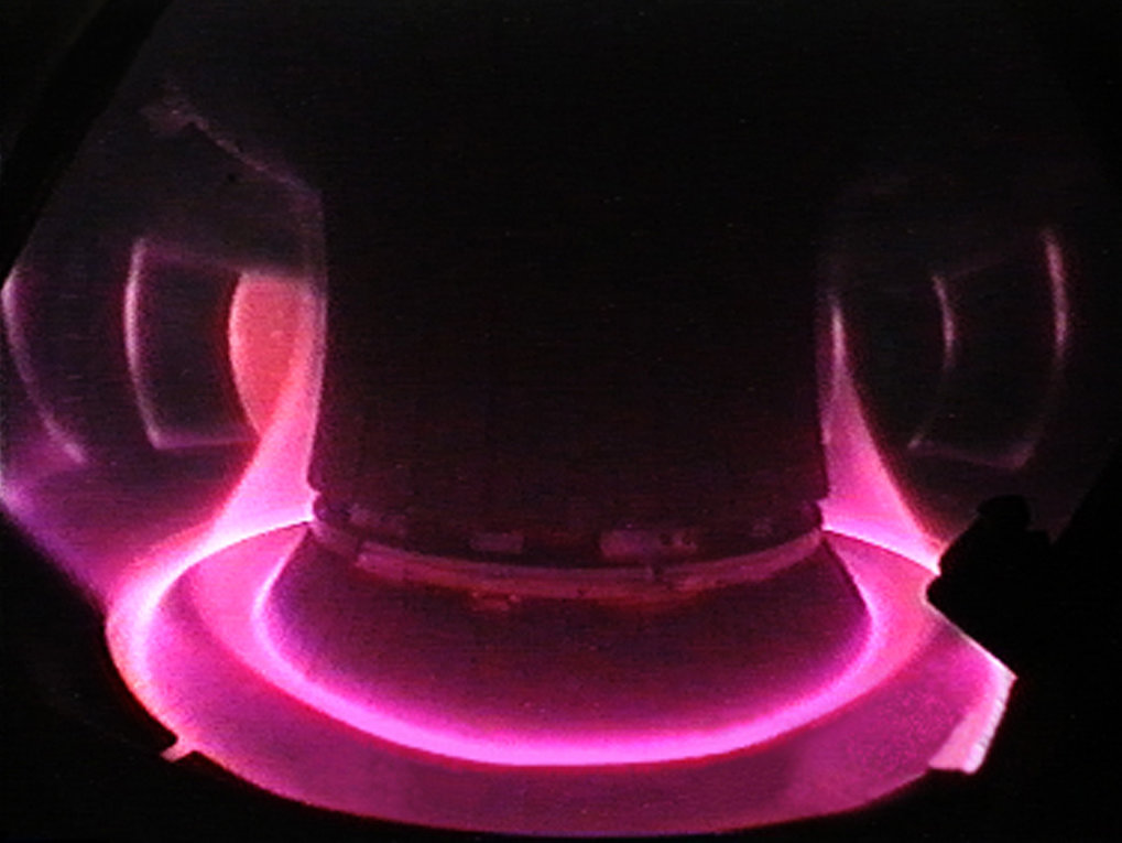 Blick in das Plasma der Fusionsanlage ASDEX Upgrade in Garching. Seine Form wird durch den magnetischen Käfig bestimmt.