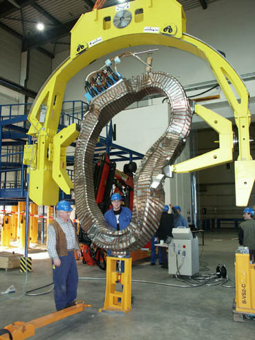 The first of a total of 50 stellarator magnet coils has been delivered to Greifswald.