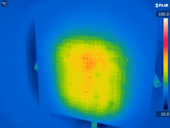 Per Wärmekamera aufgenommenes Bild des ELISE-Kalorimeters, das den Energieinhalt der erzeugten Teilchenstrahlen misst: Hier zeigt einer der Rekordstrahlen seine glühende Signatur.