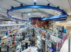 Die Positronen-Quelle NEPOMUC in Garching, an die die neue Positronenpulsanlage angebaut werden soll. Im Hintergrund das Reaktorbecken (braun) des FRM II.