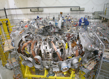 <p>Noch fehlt das letzte Bauteil: Wendelstein 7-X vor der Montage des letzten Kryostat-Teiles</p>