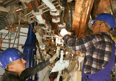 Difficult connection: specialists from Cracow doing the tricky manual installation of the complex superconducting coils of Wendelstein 7-X