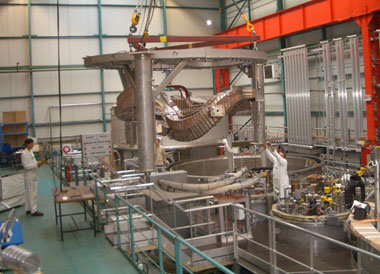 <p>Eine der 50 Stellarator-Spulen wird in die Testanlage der CEA in Saclay hineingehoben</p>