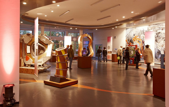 Blick in das Besucherzentrum des IPP in Garching