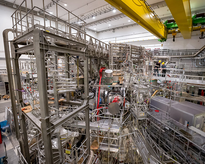 Im Teilinstitut in Greifswald wird der weltgrößte Stellarator betrieben, Wendelstein 7-X.
