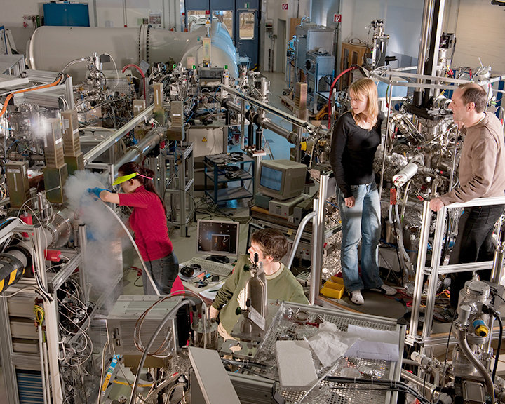 Außerdem arbeiten Wissenschaftler in den Abteilungen für Technologie, Plasmatheorie, Numerik, Materialforschung und Oberflächenphysik daran, ...