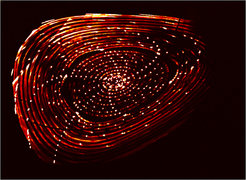 Der Fluoreszenzstab macht geschlossene, ineinander liegende magnetische Flächen sichtbar – der Magnetfeldkäfig für das Plasma ist so wie er sein soll.