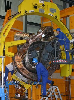 Eine der 50 nicht-ebenen Magnetspulen von Wendelstein 7-X beim Auffädeln auf das Plasmagefäß. Die rund 3,5 Meter hohe Spule besitzt ein Gewicht von 6 Tonnen.