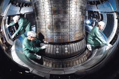Einbau von Regelspulen in das Plasmagefäß der Fusionsanlage ASDEX Upgrade. Mit ihrer Hilfe werden Randinstabilitäten des Plasmas ausgeglichen.