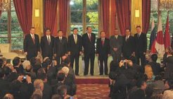 Die Unterzeichner des ITER-Vertrages zusammen mit dem französischen Staatspräsidenten Jacques Chirac (von links nach rechts): Vladimir Travin (Stellvertretender Direktor der Föderalen Agentur für Atomenergie der Russischen Föderation (Rosatom)), Takeshi Iwaya (Stellvertretender Außenminister, Japan), Xu Guanhua (Forschungsminister, Volksrepublik China), José Manuel Barroso (Präsident der Europäischen Kommission), Jacques Chirac (Staatspräsident der Republik Frankreich), Kim Woo Sik (Forschungsminister, Süd-Korea), Anil Kakodhar (Energieminister, Indien), Raymond Orbach (Direktor des Office of Science im Energieministerium, USA), and Janez Potočnik (Europäischer Kommissar für Wissenschaft und Forschung).