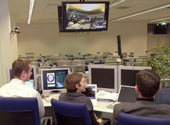 Blick in den Kontrollraum in Garching: Von hier aus wurden die Steuerdaten an die japanische Anlage geschickt. Die Ergebnisse konnten die IPP-Physiker dann auf den Garchinger Bildschirmen verfolgen. Über einen großen Monitor stand man mit dem japanischen Team in Verbindung.