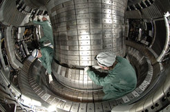 Mit Wolfram beschichtete Wandkacheln werden im Plasmagefäß von ASDEX Upgrade eingebaut