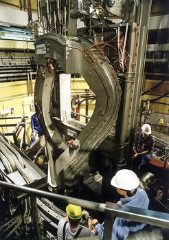 Die Testspule für Wendelstein 7-X beim Einbau in die Testanlage TOSKA des Forschungszentrums Karlsruhe.