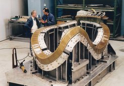 Die mit Kunstharz imprägnierte Wicklung der Testspule vor dem Einbau in ihr Stahlgehäuse