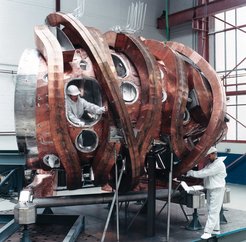 Montage des Testkryostaten für Wendelstein 7-X