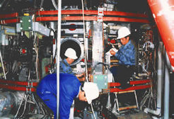 Techniker des chinesischen Southwestern Institute for Plasma Physics beim Abbau