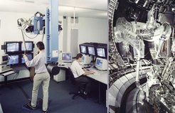 Vom Kontrollraum aus (Bild links) steuert der Operateur die Bewegungen des zweiarmigen Roboters im Plasmagefäß (Bild rechts) und kontrolliert den Effekt über Monitore.