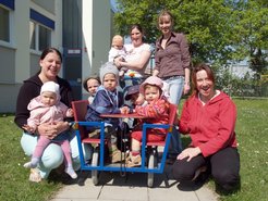 Die Betreuerinnen (v.l.n.r.): Katrin Wilhelm, Anja Karst, Katerina Kulhava und Christina Strulik, (nicht im Bild Gerlinde Pircher) mit den ersten Kindern von „Die Hippos“.
