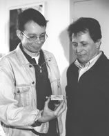 Ein im IPP gebautes Notch-Filterund seine Garchinger Entwickler, Dr. Thomas Geist und Maximilian Bergbauer. Das hochpräzise Bauteil blendet die starke Mikrowellen-Störstrahlung ab, ohne das gesuchte Meßsignal zu beeinträchtigen.