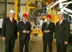 In der Montagehalle (von links nach rechts): Prof. A. Bradshaw, der wissenschaftliche Direktor des IPP, Staatssekretär Dr. Tilo Braune, Ministerpräsident Dr. Harald Ringstorff und Prof. Dr. Friedrich Wagner/IPP