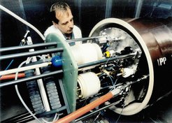 Blick auf einen Teil der Neutralteilchenheizung: Eine der neuartigen Ionenquellen, in denen die Ionen zur Herstellung des Teilchenstrahles erzeugt werden.