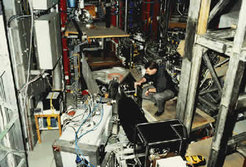 Das Randschichtspektrometer, ein Meßgerät, das kürzlich am Fusionsexperiment ASDEX Upgrade in Betrieb ging. Ein Drehspiegel lenkt Licht aus der Randschicht des Plasmas zur Analyse auf zwei Spektrometer (im Vordergrund). Die gewonnenen Meßdaten erscheinen sowohl im Garchinger Steuerraum als auch über Datenleitung auf einem Monitor im Bereich Berlin des IPP.