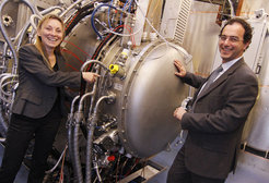 Fertig: Die neuartige Ionenquelle des IPP (ganz rechts), eingebaut in den gerade vollendeten Teststand ELISE. Professor Ursel Fantz vom IPP und Dr. Antonio Masiello von „Fusion for Energy“ nehmen die Anlage in Betrieb. Der hier erzeugte baumstammdicke Teilchenstrahl soll die gewaltige Leistung von 1,2 Megawatt transportieren.