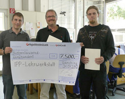 Die beiden Ausbildungsbeauftragten Rene Unverzagt (links) und Christian Sedlmaier in der Elektronik-Lehrwerkstatt des IPP Garching sowie Azubi Sebastian Wirkert (rechts) nehmen ihre Auszeichnungen entgegen.