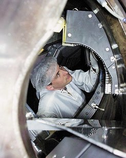 Einbau der Divertor-Bauteile in das Plasmagefäß von Wendelstein 7-AS