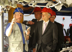 Beim Rundgang: Ingenieur Zenon Sulek (links) von der Polnischen Akademie der Wissenschaften in Krakau erläutert Minister Henry Tesch und Botschafter Dr. Marek Prawda (2. bzw. 3. von links) die Montage spezieller Verbindungsglieder für die Stromversorgung von Wendelstein 7-X, für deren Einbau das Team aus Krakau zuständig ist.