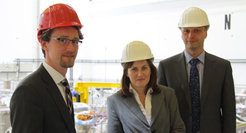 In der Montagehalle (v.l.): Minister Mathias Brodkorb mit IPP-Direktorin Prof. Sibylle Günter und Prof. Thomas Klinger