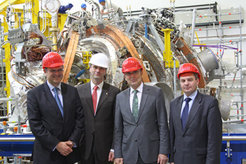 Die Montagefortschritte im IPP in Greifswald begutachten Marschall Wladyslaw Husejko, Ministerpräsident Erwin Sellering sowie der stellvertretende Stadtpräsident von Stettin Krzysztof Soska (v.r.n.l.) in Begleitung von Prof. Thomas Klinger, IPP (3.v.r.).