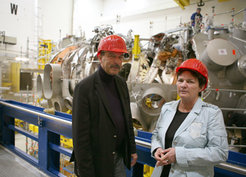 In der Montagehalle: Die Europa-Abgeordneten Constanze Krehl (rechts) und Norbert Glante begutachten den Baufortschritt von Wendelstein 7-X.