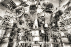 Montagearbeiten am Fusionexperiment Wendelstein 7-X – ein Foto aus einer Serie von sieben Schwarz-Weiß-Aufnahmen zum Thema "Fusionreaktoren".