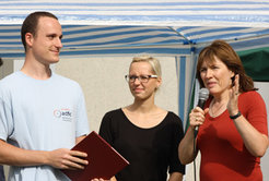 Gratulation zum Azubi-Preis: Die Preisträger Michael Ahmels und Marion Kurzweg mit der Wissenschaftlichen Direktorin des IPP, Prof. Dr. Sibylle Günter