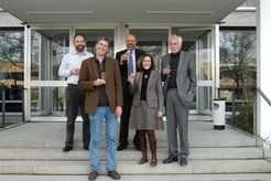 Dr. Joachim Roth, anläßlich seines Abschiedskolloquiums am 25.3.2011, umringt von dem amtierenden und den ehemaligen Leitern der "EU Task Force Plasma-Wall Interaction", die allesamt Koautoren der beschriebenen Publikation sind.Von links nach rechts: Dr. Rudolf Neu (IPP), Dr. Karl Krieger (amtierender Task Force Leiter, IPP), Dr. Joachim Roth (IPP), DR. Emmanuelle Tsitrone (CEA Cadarache), Dr. Volker Philipps (FZ Jülich).