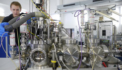 Die für die erste Betriebsphase von Wendelstein 7-X bestimmte Pellet-Gaskanone im Entwicklungslabor. Mit ihr will man den optimalen Einschussort für die Pellets in das Wendelstein-Plasma finden. Da sie lediglich Pelletgeschwindigkeiten bis 250 Meter pro Sekunde erreicht, soll sie später durch eine Zentrifuge abgelöst werden, die die Pellets tiefer in das heiße Plasma hineinschleudern kann.