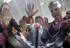 Kleine Experimente rund um das Plasma stehen auch auf dem Programm von „Wissenschaft macht Schule“