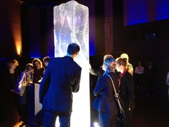 Eine der sieben Stelen – der Eisblock: Gelingt eine Energieversorgung ohne das Klima zu beeinflussen?