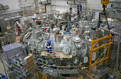 Blick in die Halle, in der die Forschungsanlage Wendelstein 7-X zurzeit aufgebaut wird.